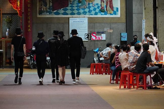 Trấn Thành - Hari Won và hội bạn thân showbiz tới tang lễ tiễn biệt Mai Phương-6