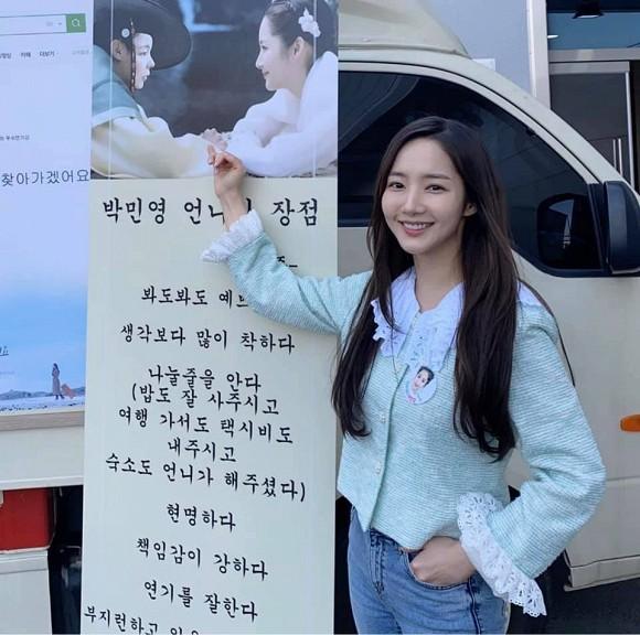Thư ký Kim Park Min Young lên đồ sương sương thôi cũng đủ khoe trọn vòng eo con kiến và đôi chân dài miên man-1