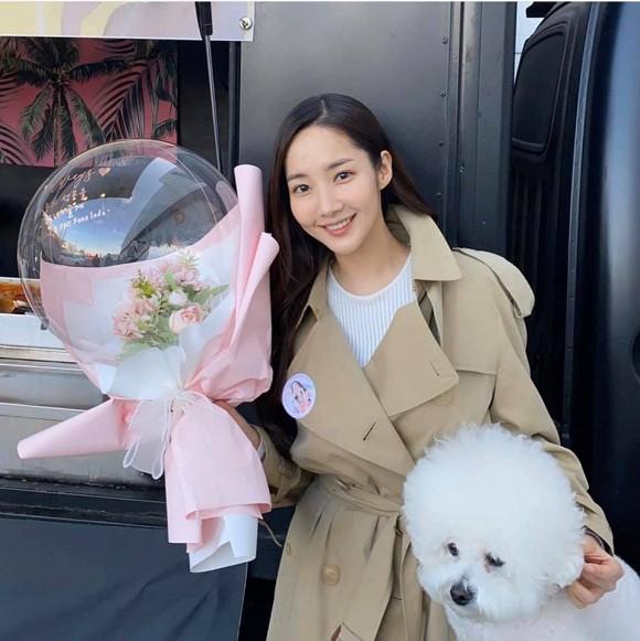 Thư ký Kim Park Min Young lên đồ sương sương thôi cũng đủ khoe trọn vòng eo con kiến và đôi chân dài miên man-3