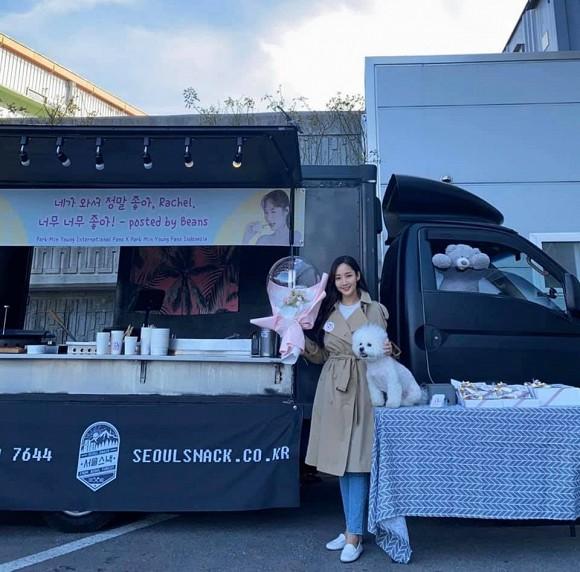 Thư ký Kim Park Min Young lên đồ sương sương thôi cũng đủ khoe trọn vòng eo con kiến và đôi chân dài miên man-4