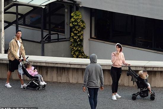 C.Ronaldo bị chỉ trích vì không đeo khẩu trang khi đưa con đi dạo