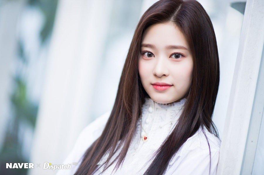 Mới đây, netizen Hàn xôn xao trước bài đăng trên diễn đàn Pann bàn về Kim Min Joo, thành viên của IZ*ONE. Nữ thần tượng được đông đảo cư dân mạng khen ngợi nhờ nhan sắc xinh đẹp với thần thái nhẹ nhàng, trong trẻo. Nhiều ý kiến cho rằng Min Joo sở hữu ngoại hình xứng đáng để trở thành đối thủ của những nữ thần nổi tiếng như Tzuyu hay Irene (Red Velvet).