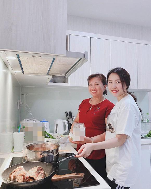 Trổ tài nữ công gia chánh, bạn gái nổi tiếng của cầu thủ Tiến Linh lộ ngoại hình tăng cân thấy rõ-1