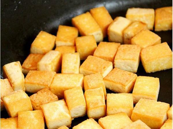 Rán đậu mà cho ngay dầu vào chảo là sai, bôi thứ này lên trước đậu sẽ giòn, ngon vô đối-1