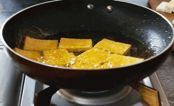 Rán đậu mà cho ngay dầu vào chảo là sai, bôi thứ này lên trước đậu sẽ giòn, ngon vô đối-3