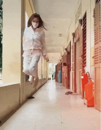 Ngày cách ly thứ 12, Võ Hoàng Yến bay như chim dọc hành lang khiến dân mạng hết vía-2