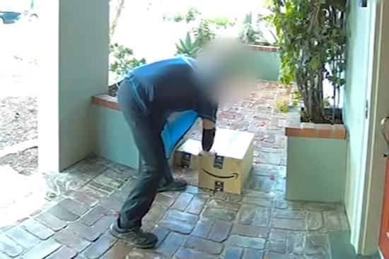 Nhân viên giao hàng của Amazon có hành vi đáng sợ giữa mùa dịch