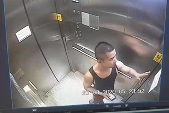 Thanh niên bôi nước dãi và dịch bẩn lên thang máy gây phẫn nộ