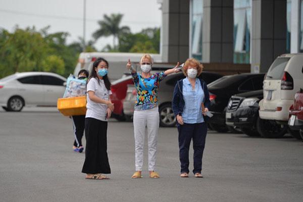 Bệnh nhân số 17 N.H.N và 26 ca nhiễm Covid-19 đã khỏi bệnh, được đưa về tuyến cơ sở theo dõi thêm-5