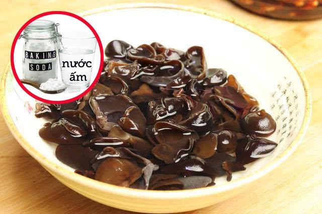 Khi ngâm rửa mộc nhĩ chỉ với nước là sai, thêm 2 nguyên liệu nữa mới sạch hoàn toàn-1