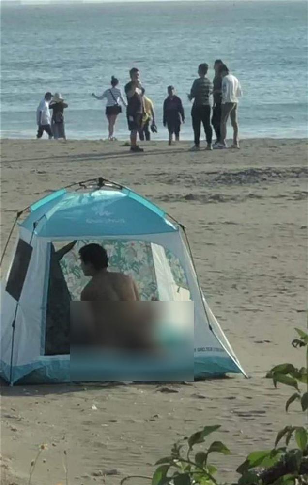 Cặp đôi dựng lều mây mưa trên biển, hành động phản cảm tới mức bị du khách quay hình tung lên mạng-1