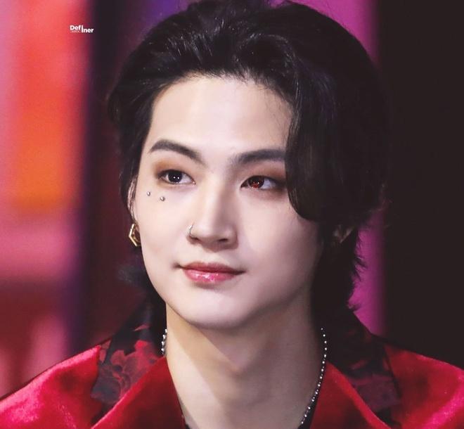 V (BTS) và nhiều sao Hàn đeo khuyên ở vị trí độc trên cơ thể-3