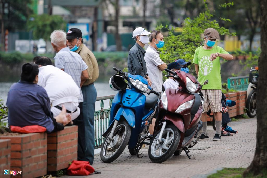 Các cụ già cũng đứng thành từng nhóm trên đường Thanh Niên. Đây là nơi người cao tuổi câu cá, trò chuyện mỗi buổi chiều.