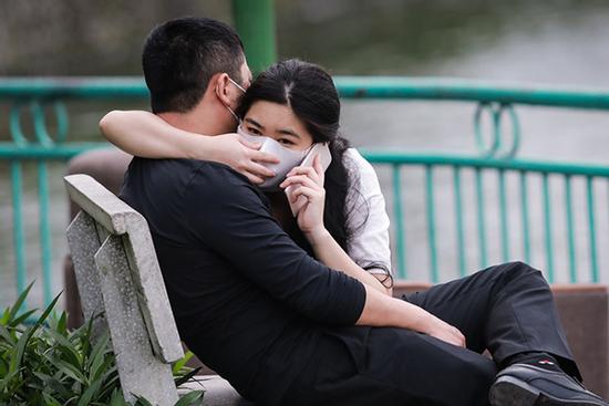 Người dân ra hồ Tây hóng gió, ôm ấp giữa dịch bệnh