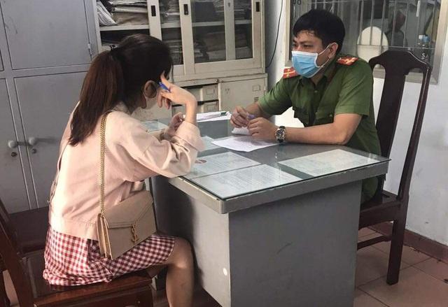 Đôi nam nữ bị phạt 400.000 đồng vì không đeo khẩu trang ở công viên-1