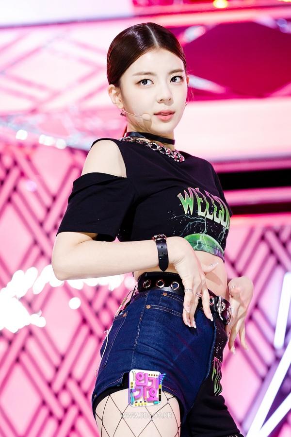 Trình cắt xén áo quần của Lia đã lên tầm cao mới: Từ một cái áo mà vừa làm crop top vừa làm phụ kiện quần-2