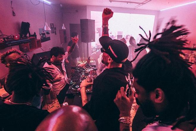 Bị bắt vì tổ chức tiệc corona cho gần 50 người tại nhà-1