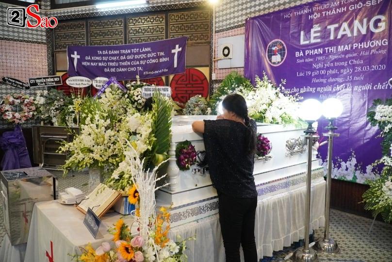 Mẹ Mai Phương bật khóc khi thi thể con gái được đưa vào hỏa thiêu-2