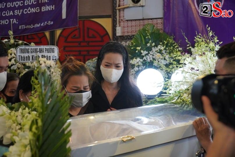 Mẹ Mai Phương bật khóc khi thi thể con gái được đưa vào hỏa thiêu-6