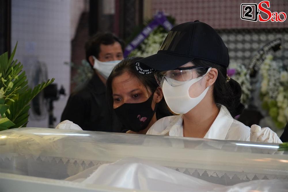 Mẹ Mai Phương bật khóc khi thi thể con gái được đưa vào hỏa thiêu-8