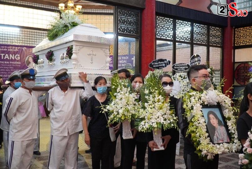 Mẹ Mai Phương bật khóc khi thi thể con gái được đưa vào hỏa thiêu-15