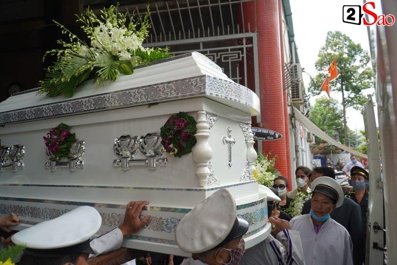 Mẹ Mai Phương bật khóc khi thi thể con gái được đưa vào hỏa thiêu-16