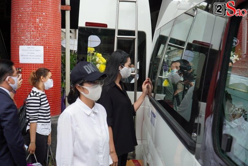 Mẹ Mai Phương bật khóc khi thi thể con gái được đưa vào hỏa thiêu-17