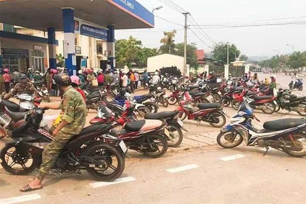 Hàng trăm người dân đổ xô đi mua xăng-1