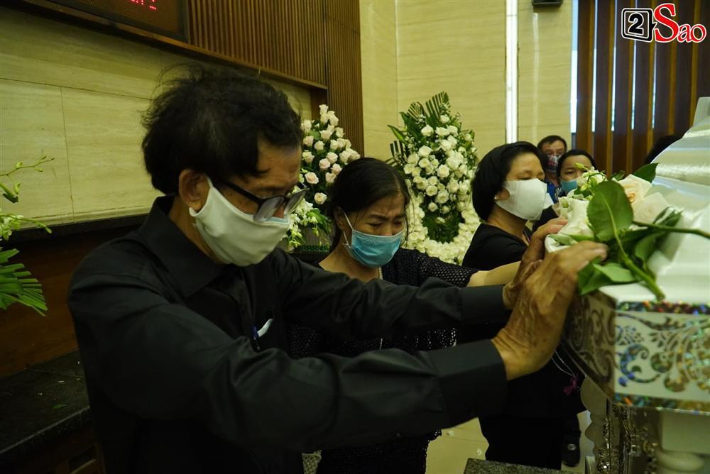 Mẹ Mai Phương bật khóc khi thi thể con gái được đưa vào hỏa thiêu-21