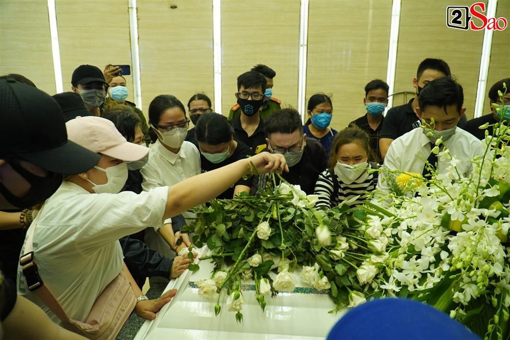 Mẹ Mai Phương bật khóc khi thi thể con gái được đưa vào hỏa thiêu-18