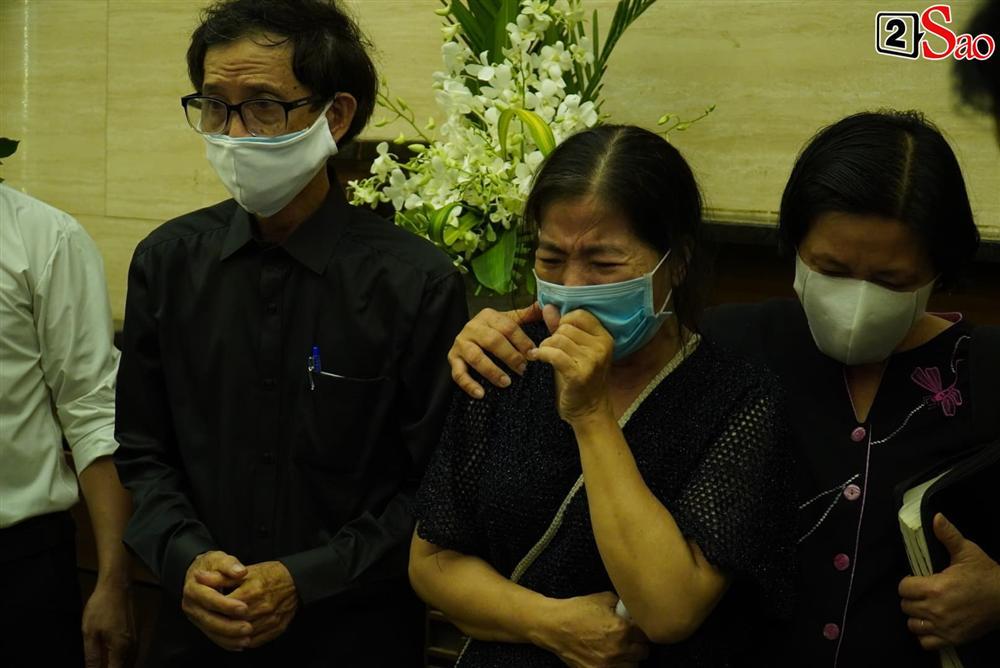 Mẹ Mai Phương bật khóc khi thi thể con gái được đưa vào hỏa thiêu-22