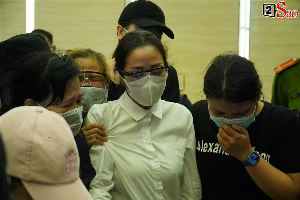 Mẹ Mai Phương bật khóc khi thi thể con gái được đưa vào hỏa thiêu-23