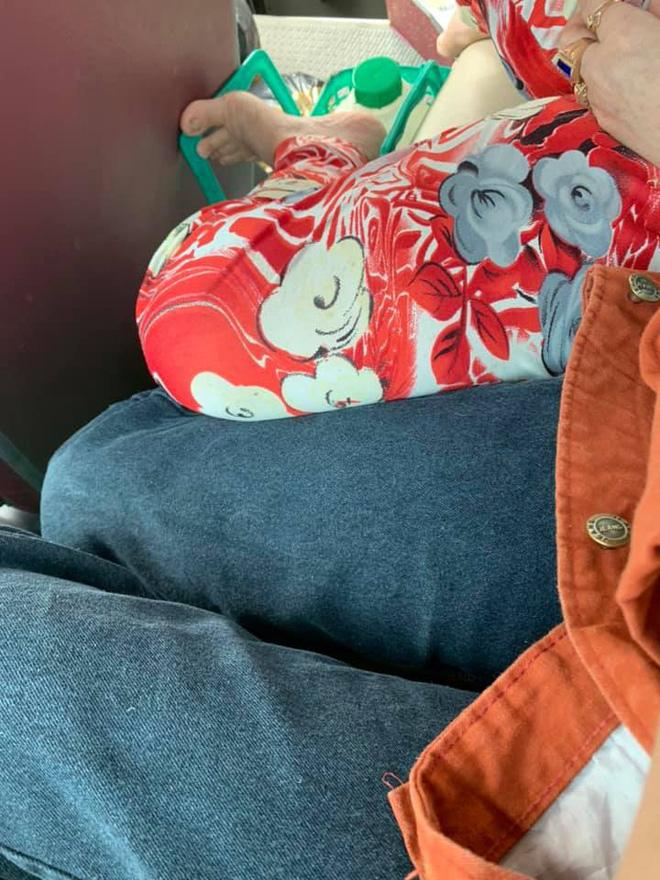 Đi xe khách không đeo khẩu trang còn gác chân lên người khác, người phụ nữ làm ai cũng phẫn nộ-1