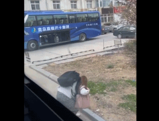 Du học sinh tại Trung Quốc nhảy qua cửa sổ xe ôtô để trốn cách ly-1