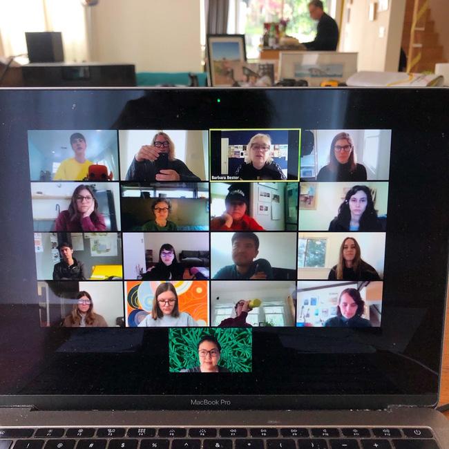 Để không bị chê trông chẳng ra thể thống gì khi họp online, nàng công sở hãy ghim 4 tips hoàn thiện phong cách sau-1