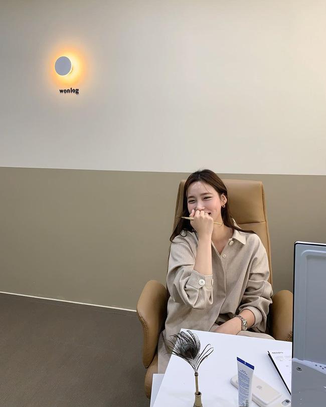 Để không bị chê trông chẳng ra thể thống gì khi họp online, nàng công sở hãy ghim 4 tips hoàn thiện phong cách sau-2