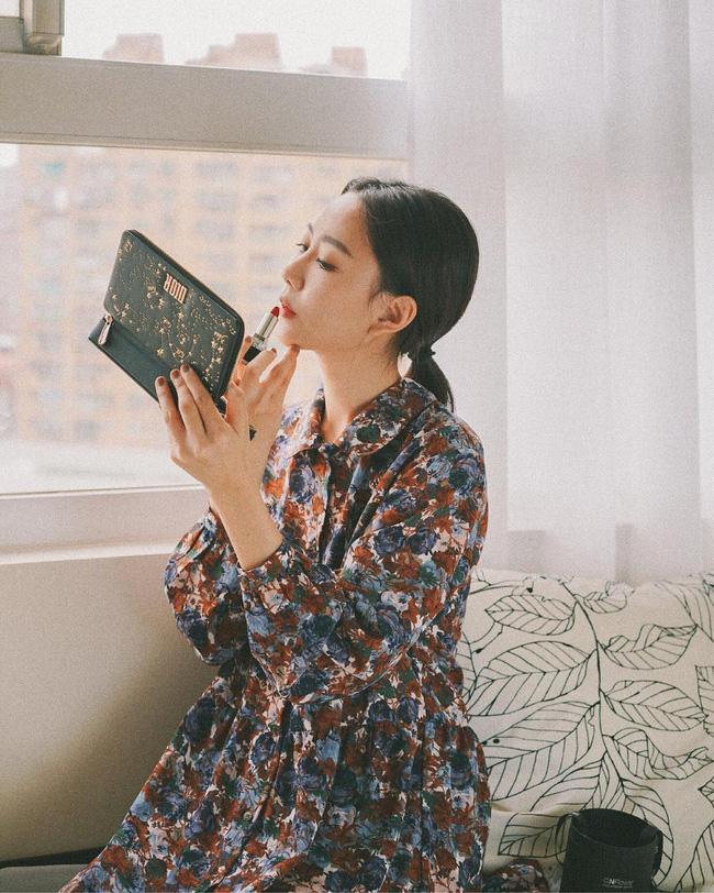 Để không bị chê trông chẳng ra thể thống gì khi họp online, nàng công sở hãy ghim 4 tips hoàn thiện phong cách sau-3