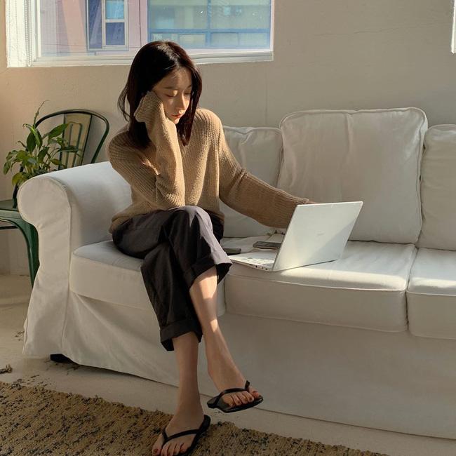 Để không bị chê trông chẳng ra thể thống gì khi họp online, nàng công sở hãy ghim 4 tips hoàn thiện phong cách sau-5