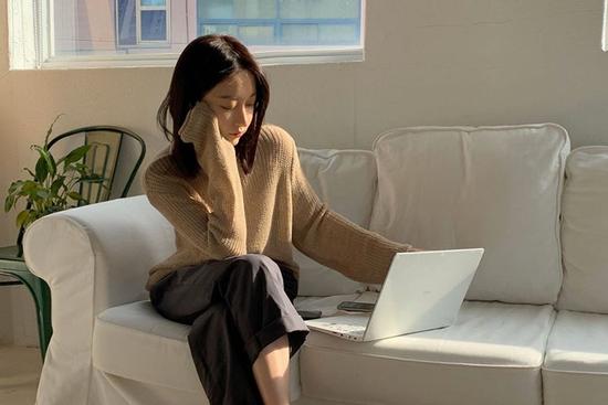 Để không bị chê 'trông chẳng ra thể thống gì' khi họp online, nàng công sở hãy ghim 4 tips hoàn thiện phong cách sau