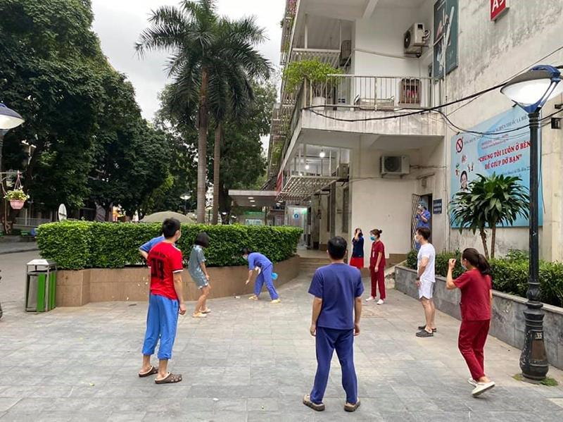 Trong khu cách ly, các y bác sĩ bệnh viện Bạch Mai tích cực rèn luyện sức khỏe bằng cách chạy bộ, đá cầu-3