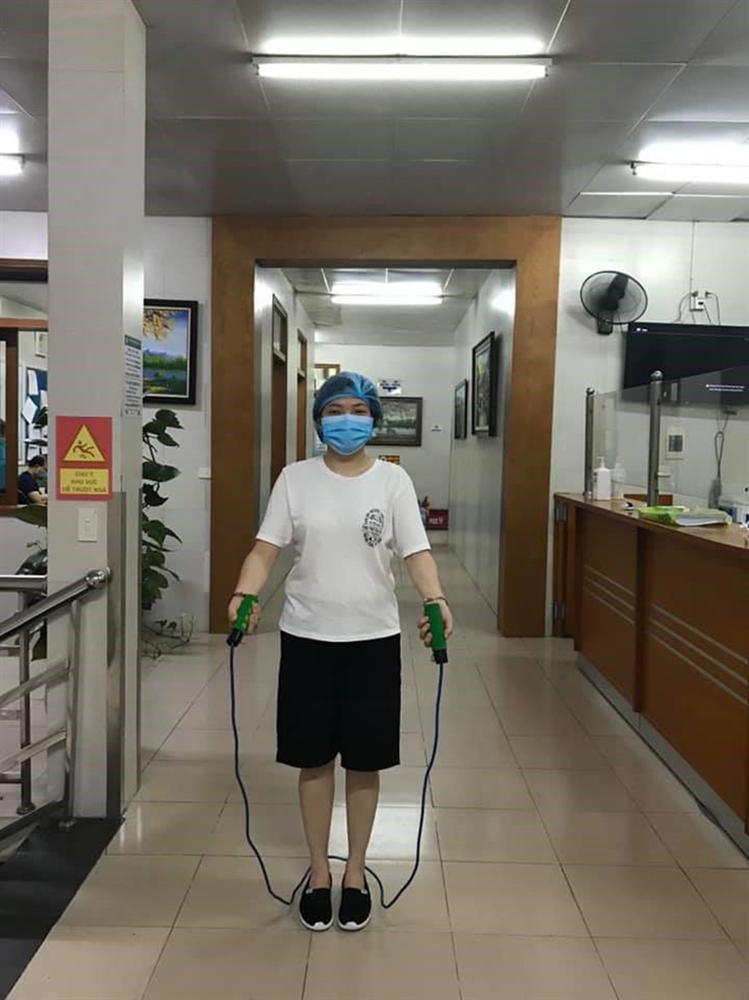 Trong khu cách ly, các y bác sĩ bệnh viện Bạch Mai tích cực rèn luyện sức khỏe bằng cách chạy bộ, đá cầu-5