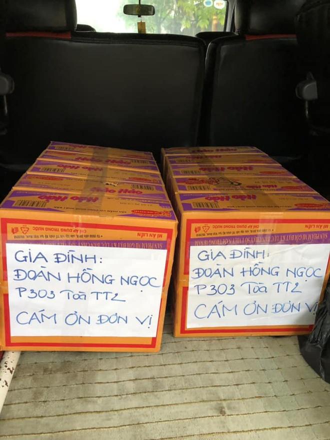 Mặc kệ con gái cách ly 14 ngày, cha mẹ chỉ tặng quà cho các chiến sĩ-1