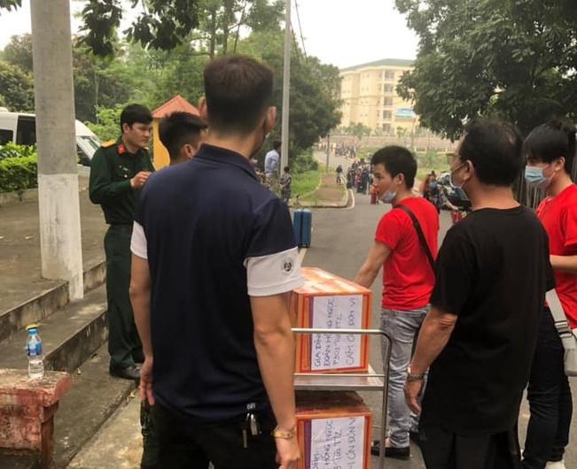 Mặc kệ con gái cách ly 14 ngày, cha mẹ chỉ tặng quà cho các chiến sĩ-2