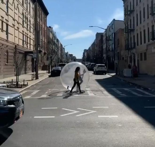 Tỏ tình bằng drone, hẹn hò qua túi khí trong thời Covid-19-1