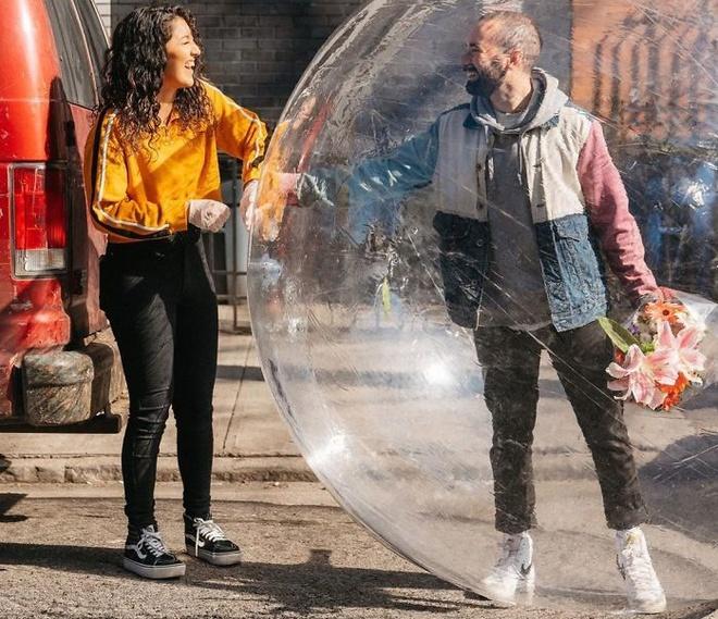 Tỏ tình bằng drone, hẹn hò qua túi khí trong thời Covid-19-2