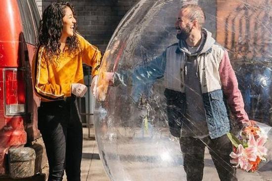 Tỏ tình bằng drone, hẹn hò qua túi khí trong thời Covid-19