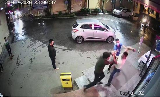 Bị nhắc đeo khẩu trang phòng Covid-19, nam thanh niên lao vào đấm túi bụi nhân viên bệnh viện