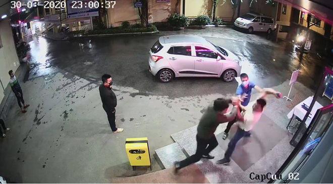 Bị nhắc đeo khẩu trang phòng Covid-19, nam thanh niên lao vào đấm túi bụi nhân viên bệnh viện-1