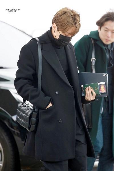 BTS thể hiện gu thời trang nơi phi trường: Đẳng cấp diện túi hàng hiệu đắt xắt ra miếng-4