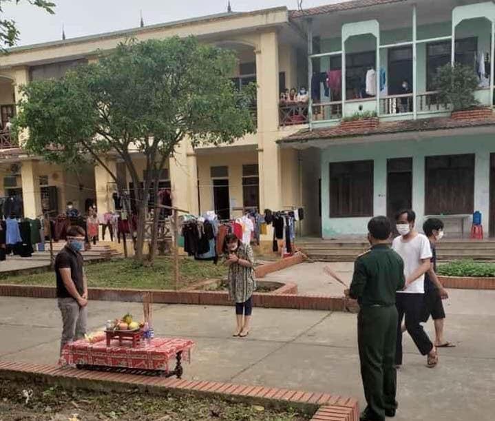 Cha qua đời, nam thanh niên lập bàn thờ trong khu cách ly vì không thể về chịu tang-1